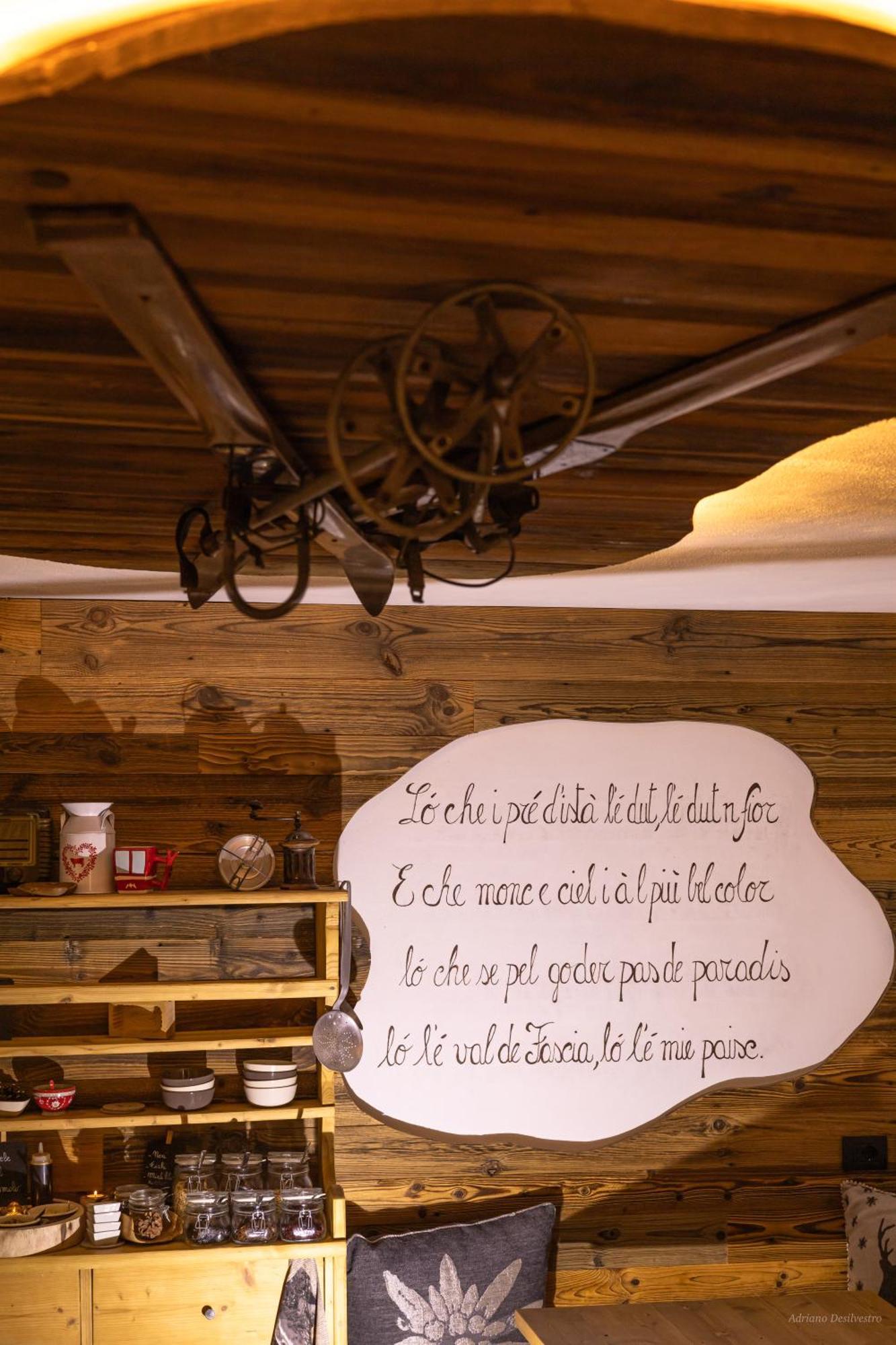 Majon De La Nona Hotel Pozza di Fassa Luaran gambar